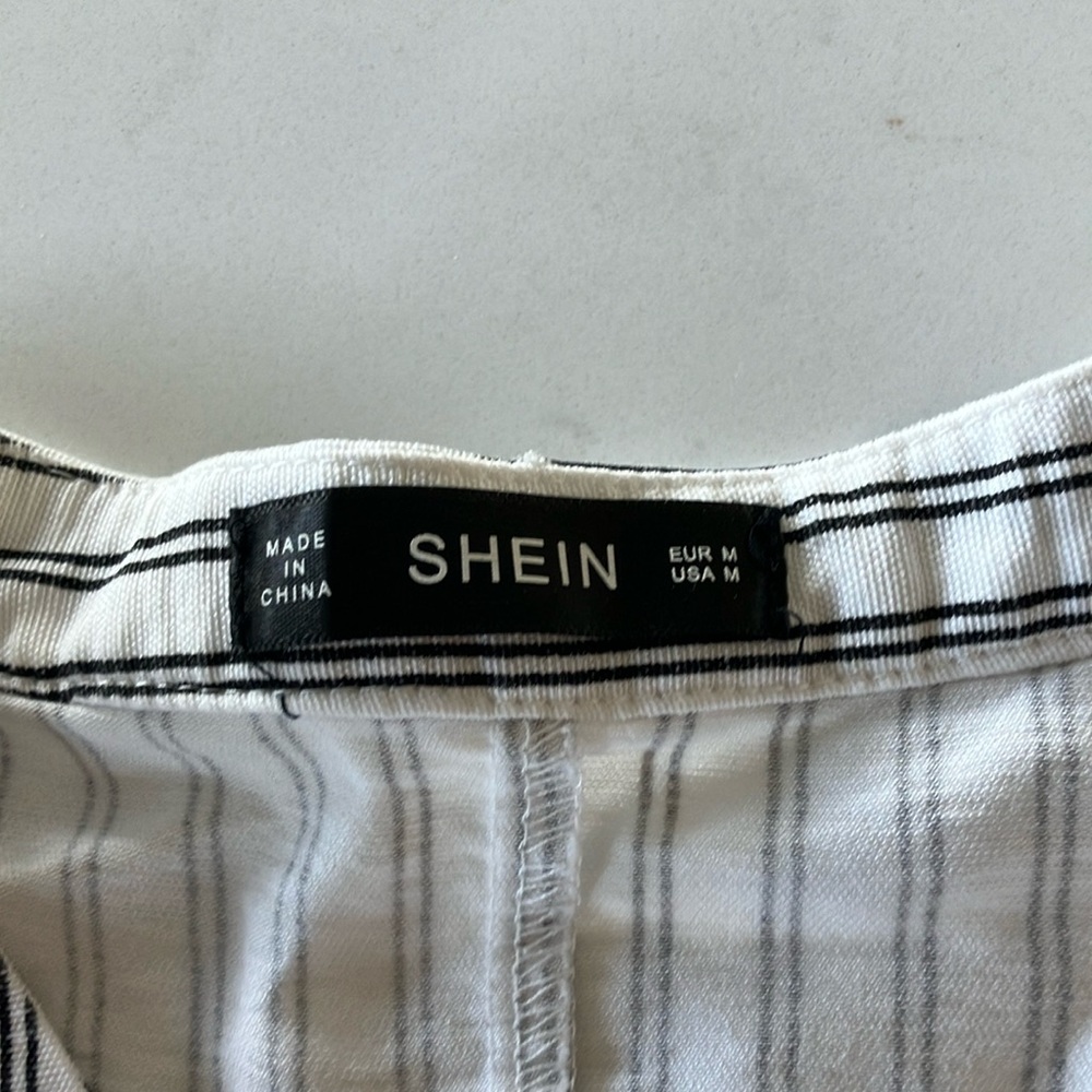 SHEIN White and Gray Blouse with V-Neck and Relaxed Fit - Picture 2 of 7